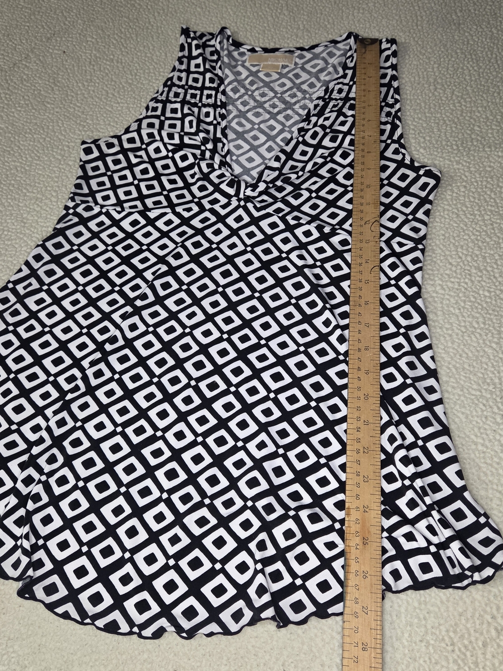 Michael Kors Black and White Geometric Sleeveless V-Neck Top Size Medium - Picture 4 of 8